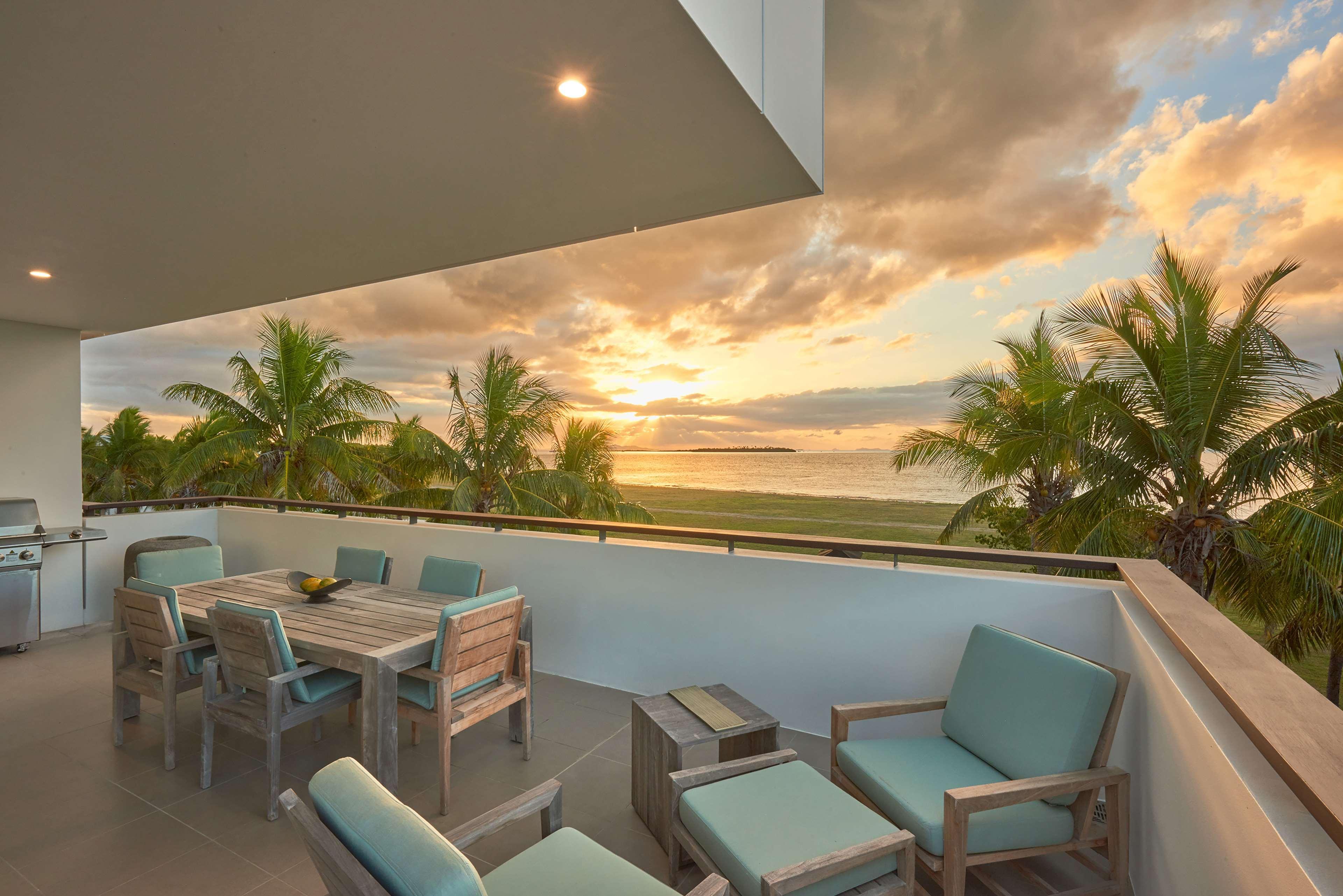 Hilton Fiji Beach Resort And Spa Denarau Island Екстериор снимка Sunset view from a private balcony