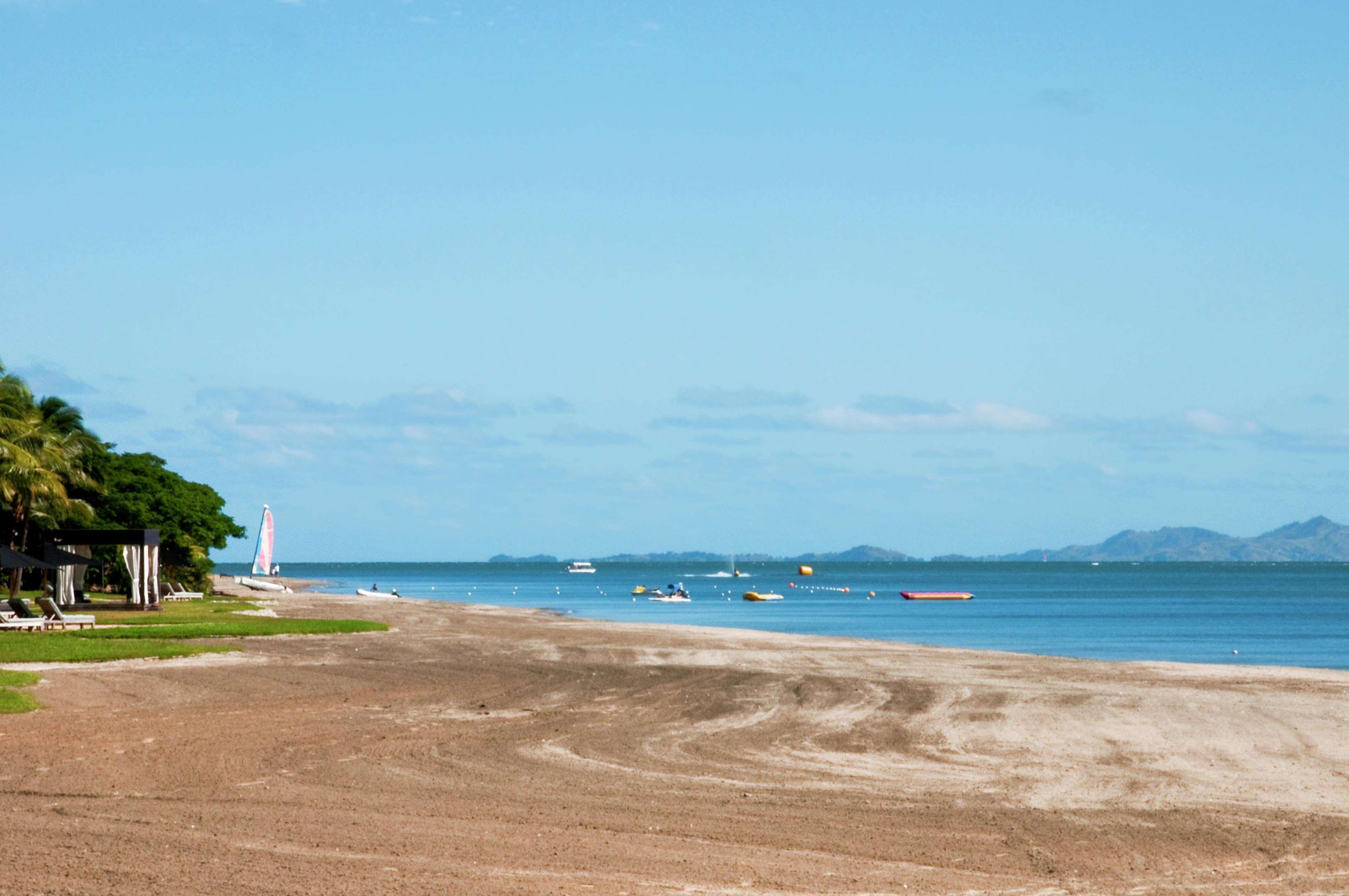 Hilton Fiji Beach Resort And Spa Denarau Island Съоръжения снимка View of the bay from the beach